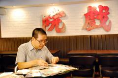 黃夏柏從小愛看電影,而且珍而重之地收藏每張戲票,所以戲票背後都有一段故事和回憶。